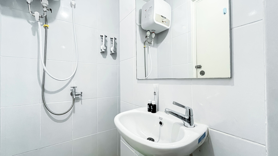 Bathroom 3, Cozy and Classical Studio Apartment Tokyo Riverside PIK 2, Tangerang
