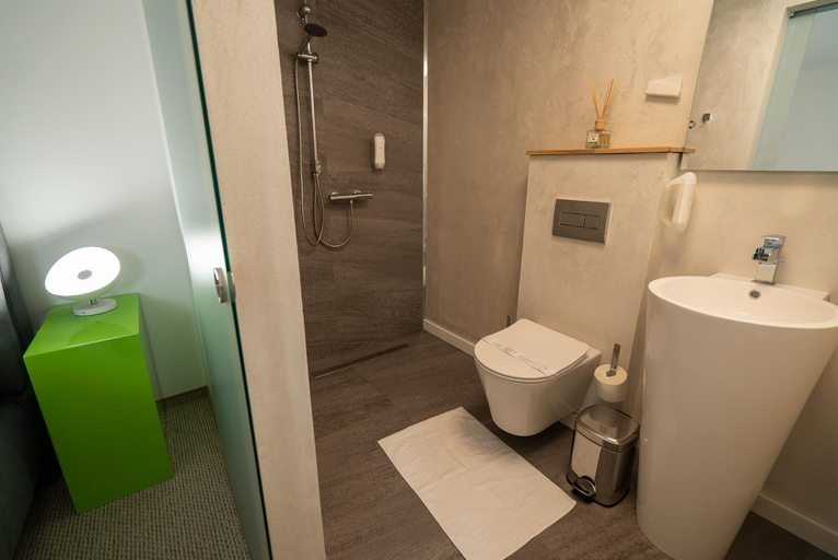 Bathroom 4, Alter Ego, Poieni