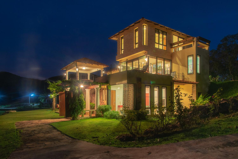 Exterior & Views