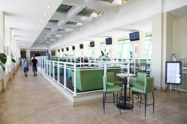Food & Drinks, Emerald Beach 325, Bay