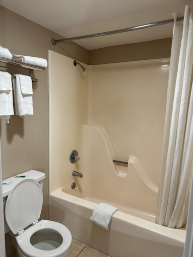 Bathroom 5, Travelers Rest Motel, Washington