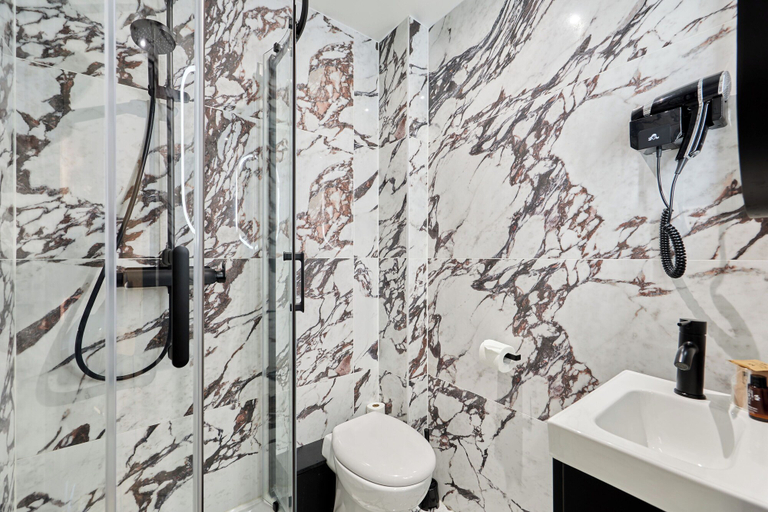 Bathroom 4, Le Richelieu, Seine-Maritime