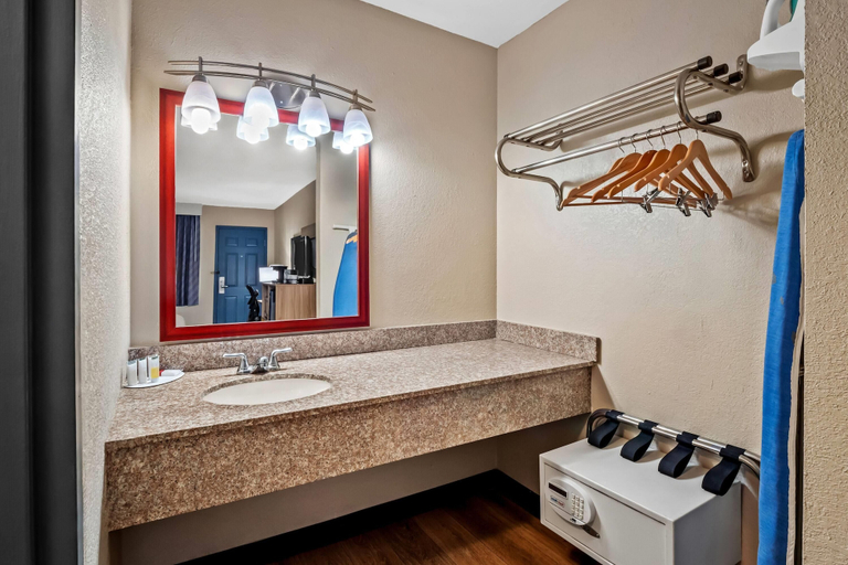 Bathroom 5, Days Inn by Wyndham Whitmore Lake/Ann Arbor/Brighton, Livingston