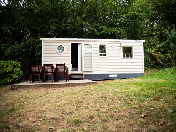 Others 3, Chalet in Olloy-sur-Viroin with Patio, Namur