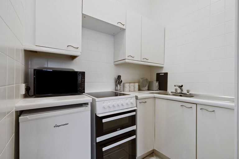 Room 5, Tenby Studio Apartment - Stroll to Beach and Town, Pembrokeshire