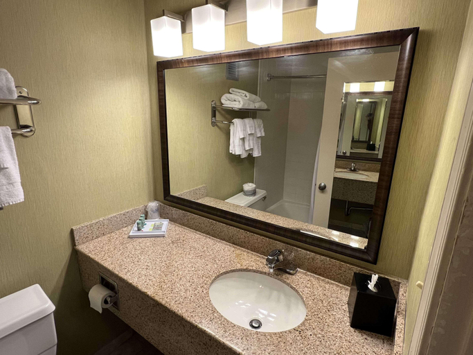 Bathroom 4, Quality Inn & Suites, Williamsburg