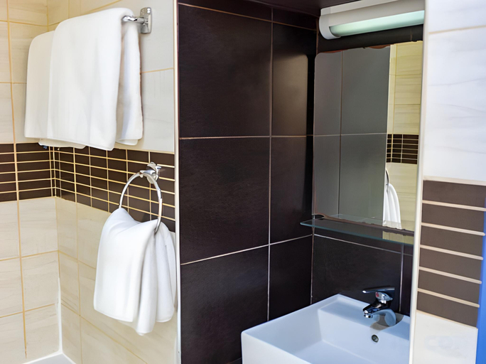 Bathroom 4, Mariandy Hotel, Larnaca