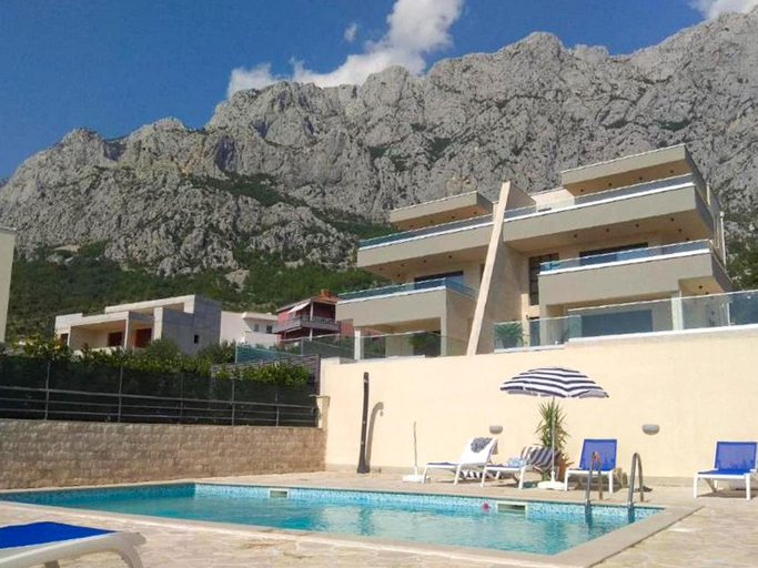 Sport & Beauty 2, Holiday Home by the Sea with Pool, Makarska