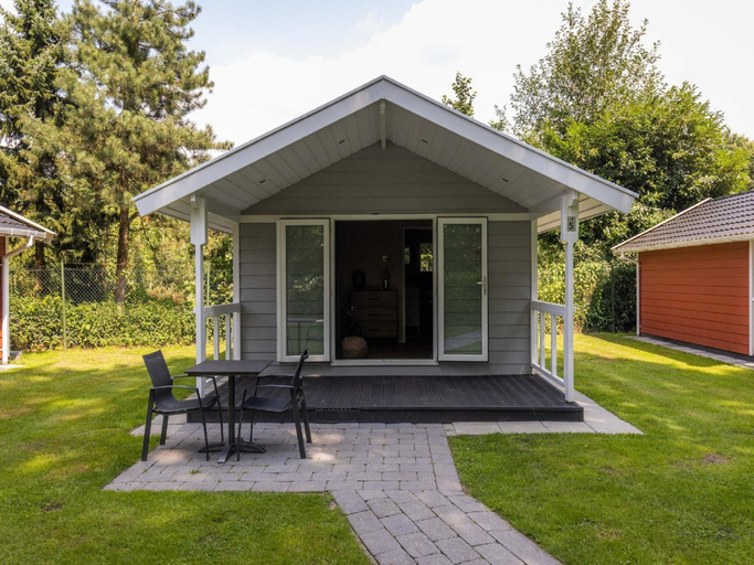 3, Tiny House in Brabant with Cozy Terrace, Oirschot