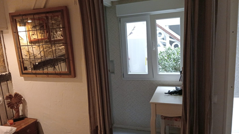 Others 4, House with 9 private rooms, Barcelona