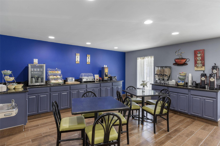 Food & Drinks 5, SureStay Plus by Best Western Asheboro, Randolph