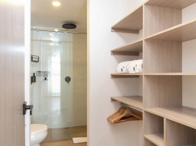 Bathroom 4, Lovely 3 BR w/ Balcony in Laureles Medellin, Medellín