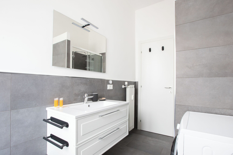 Bathroom 2, Macedonia 30 Bright Flat, Rome