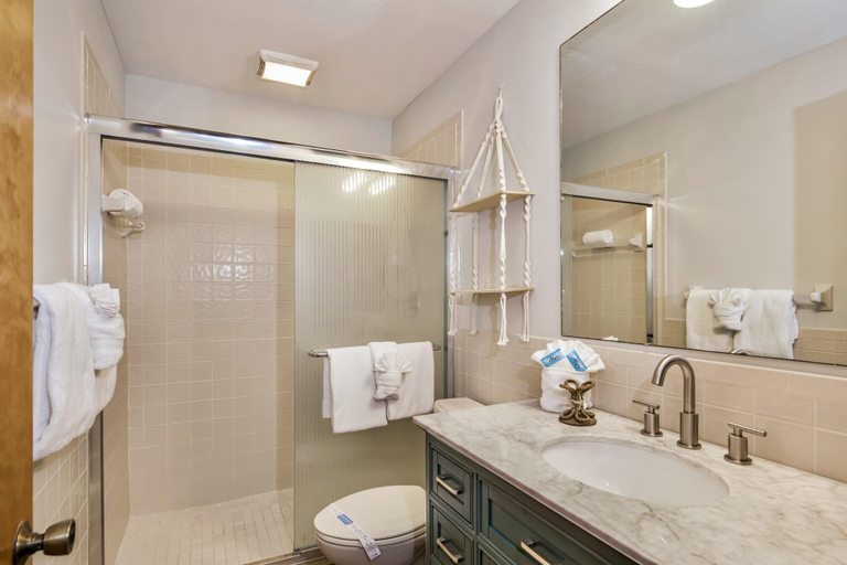 Bathroom 4, Vallie's Villa & Monty's Place, Lee
