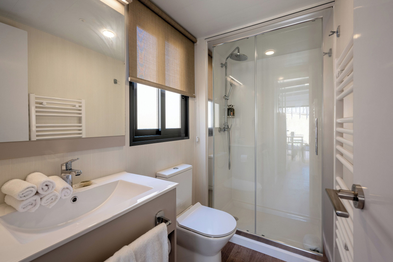 Bathroom 5, Talaia Plaza Ecoresort, Girona