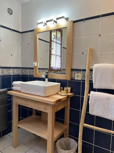 Bathroom 3, Hotel Les Vieilles Tours Rocamadour, Lot