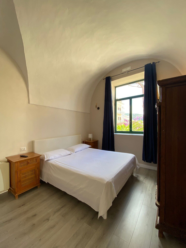 Bedroom 4, Porto Salvo, Napoli