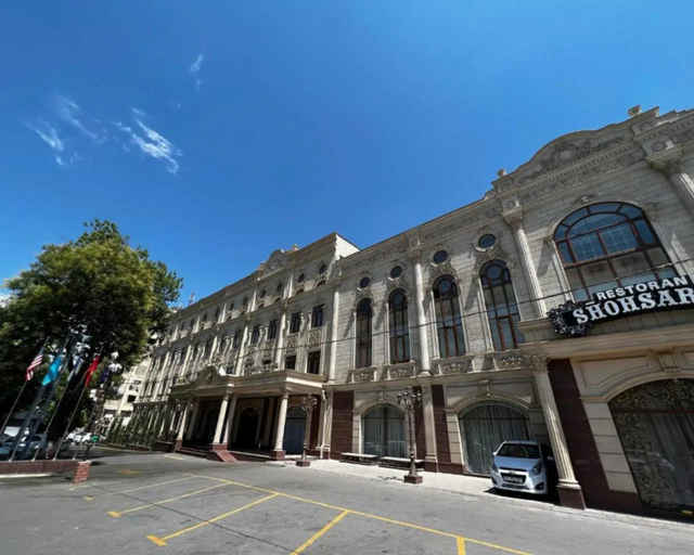 Exterior & Views