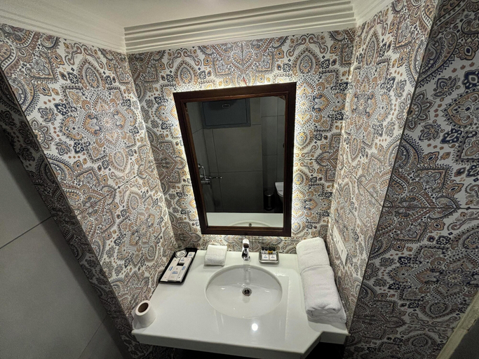 Bathroom 3, Hotel Pradeep, Varanasi