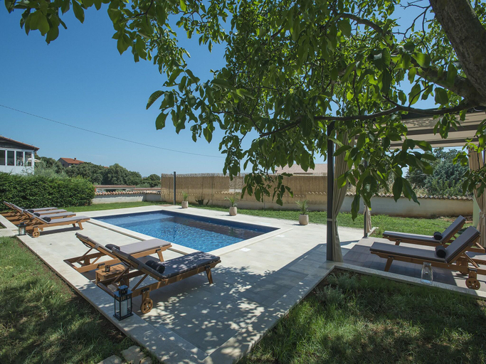 Sport & Beauty 2, Villa in Peroj with Private Pool Near Beach, Bale