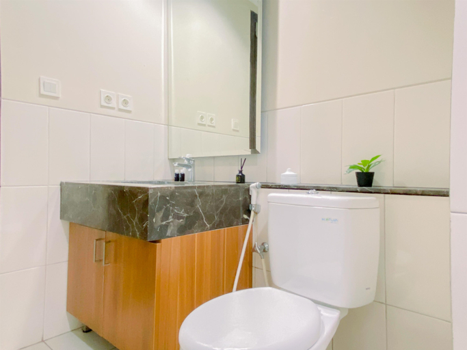 Bathroom 5, Comfy and Best Deal Studio at Nine Residence Apartment By Travelio, Jakarta Selatan