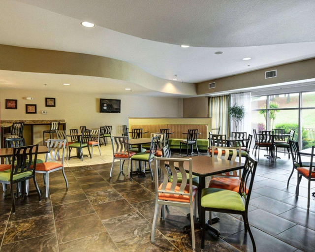 Food & Drinks 5, Comfort Suites near Hot Springs Park, Garland
