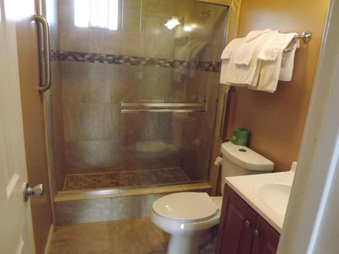Bathroom 3, Drift Inn, Santa Cruz