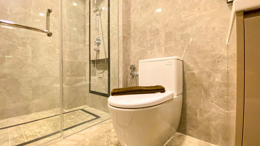 Bathroom 5, Good and Homey 1BR Apartment at Arumaya Residence By Travelio, Jakarta Selatan