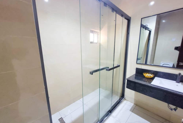Bathroom, Fiesto Hotel and Suites Enugu, Enugu East