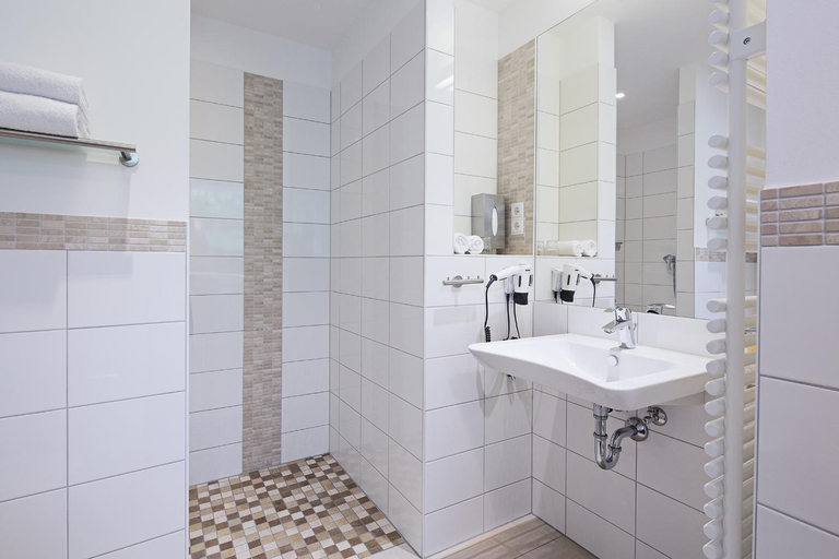 Bathroom 2, Hotel Morgenland, Berlin
