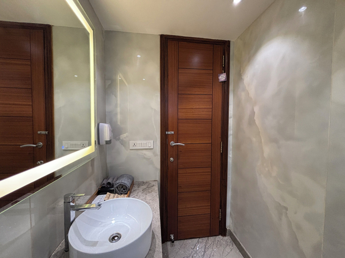 Bathroom 4, Housr Sector 42 Gurgaon Golf Course Road, Gurgaon