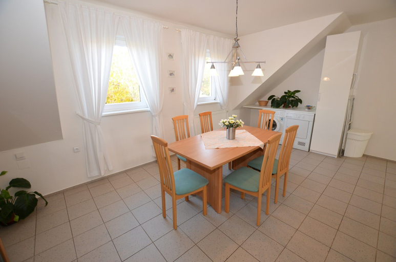 Dining 5, Comfortable Apartment in Nemojov Near Forest, Trutnov