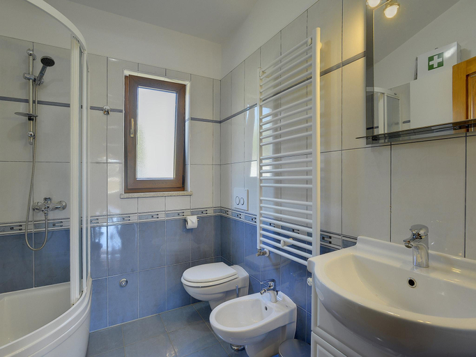 Bathroom, Villa in Peroj with Private Pool Near Beach, Bale