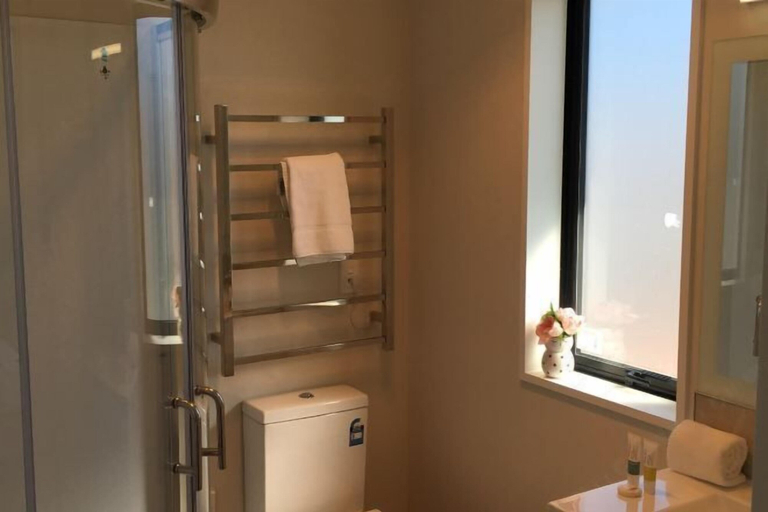 Bathroom 4, Jero Apartment, Mackenzie