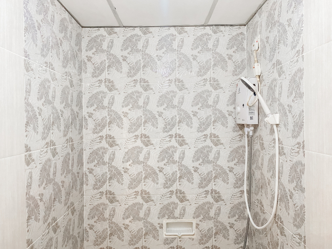 Bathroom 5, Homey and Modern 2BR at  Marina Ancol Apartment By Travelio, Jakarta Utara
