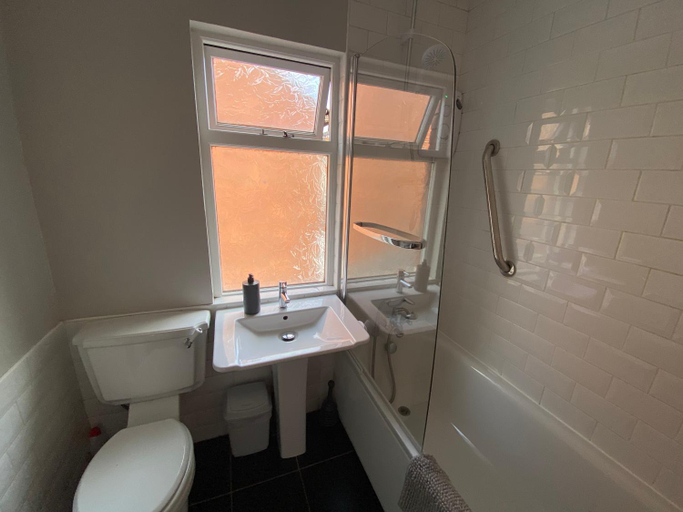 Bathroom 2, Connswater Town House Belfast, Belfast
