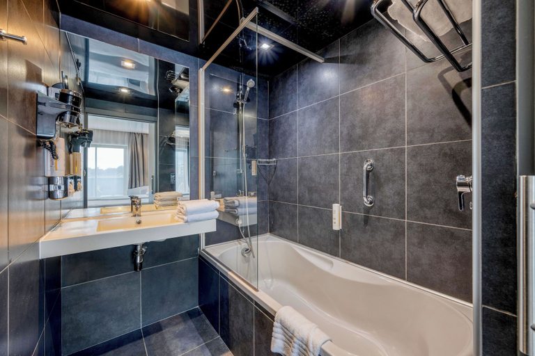 Bathroom 5, Comfort Aparthotel Bassin d'Arcachon, Gironde