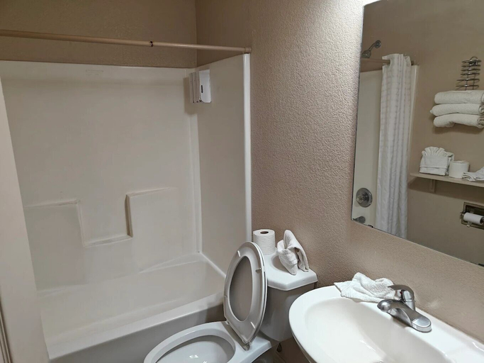 Bathroom 5, Family Garden Inn & Suites, Webb
