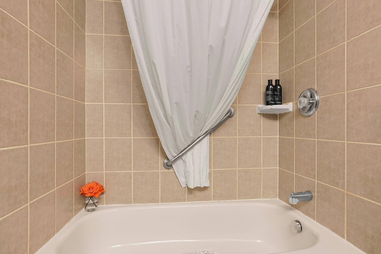 Bathroom 4, The Jordan Ramada by Wyndham, Niagara