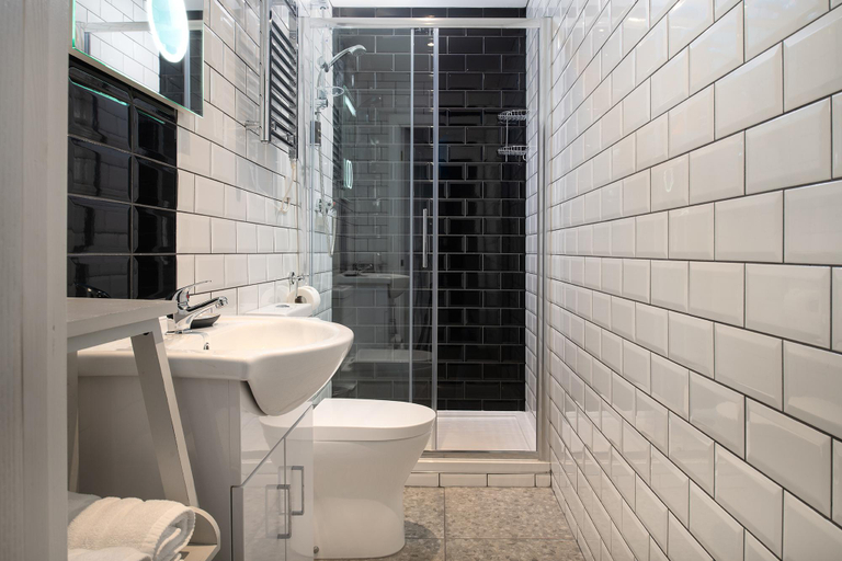 Bathroom 4, Springfield House - Birmingham Airport & NEC, Warwickshire