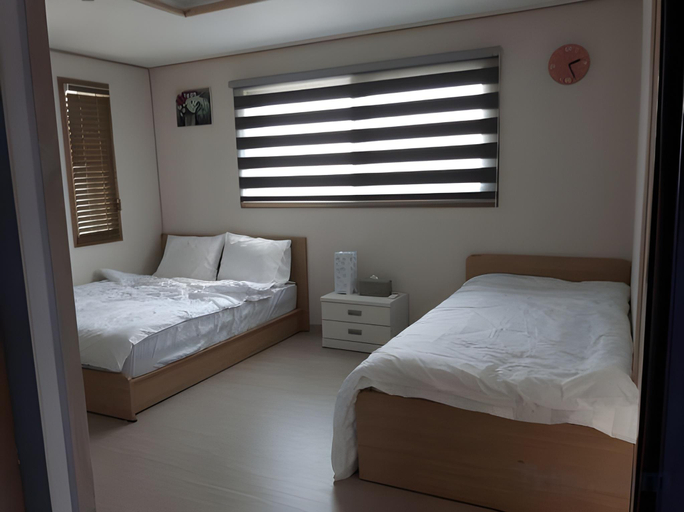 Bedroom 3, Hub Guesthouse, Jung