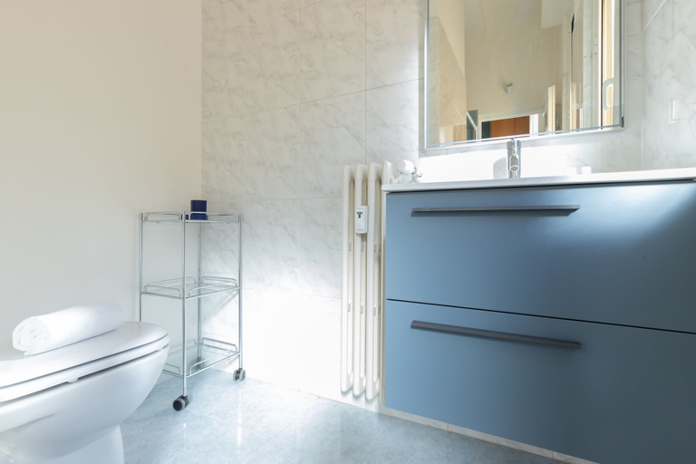 Bathroom, JOIVY Charming 2BR flat near the Duomo, Milano