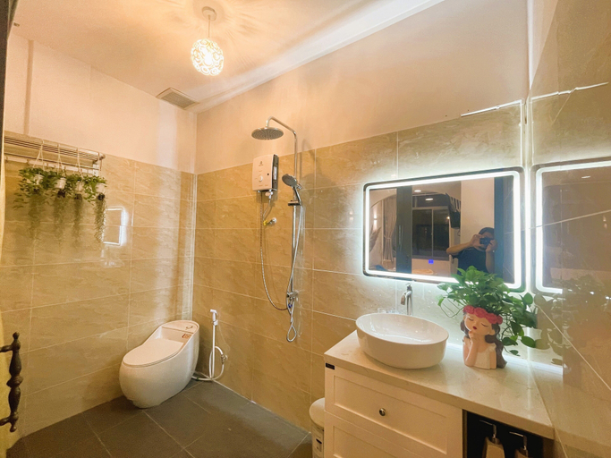 Bathroom 5, The Cafe Apartment Building, District 1