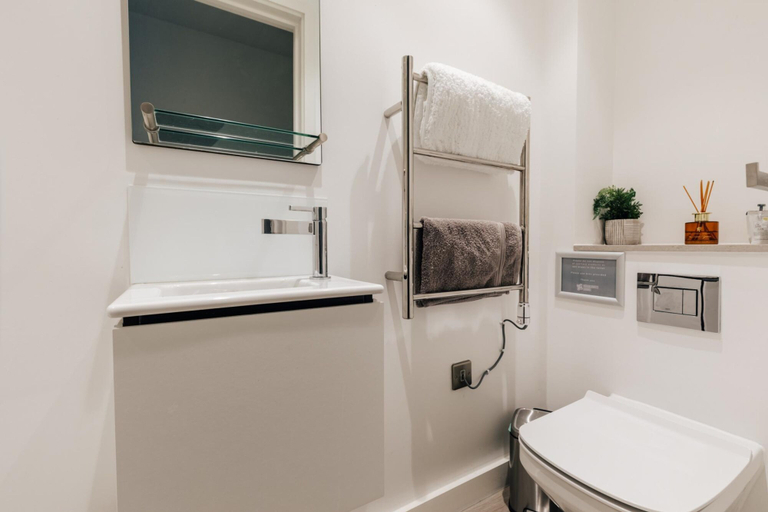 Bathroom 3, CH Apt 11 2bed in Bath, Bath and North East Somerset