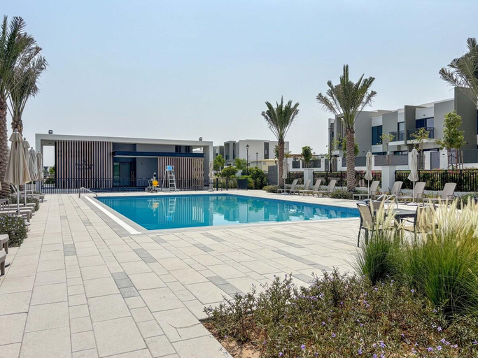 Sport & Beauty, Contemporary 3BR + Maid's Room Villa w/ Backyard!, Dubai