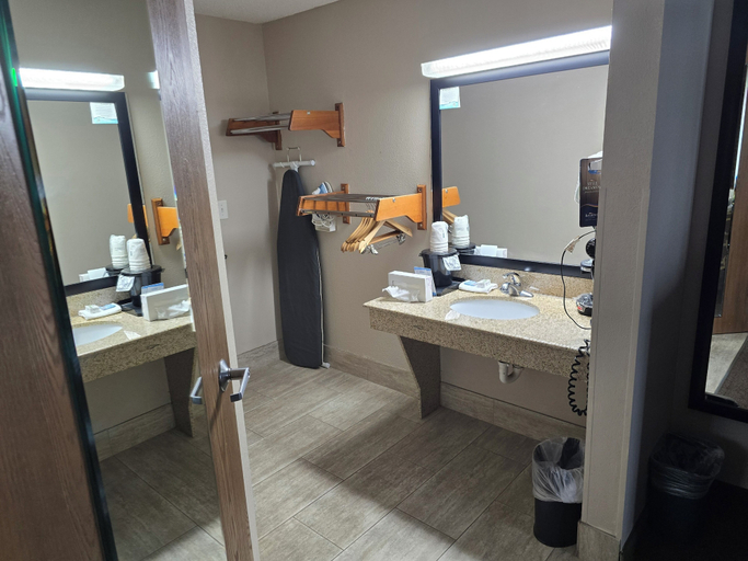 Bathroom 4, Baymont by Wyndham Janesville, Rock