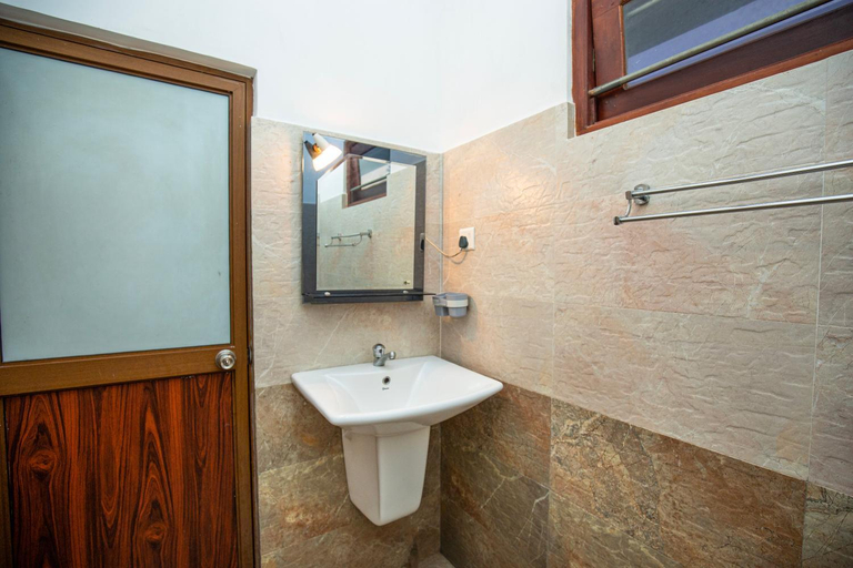 Bathroom 2, Guesthouse Turtle Lamp, Habaraduwa