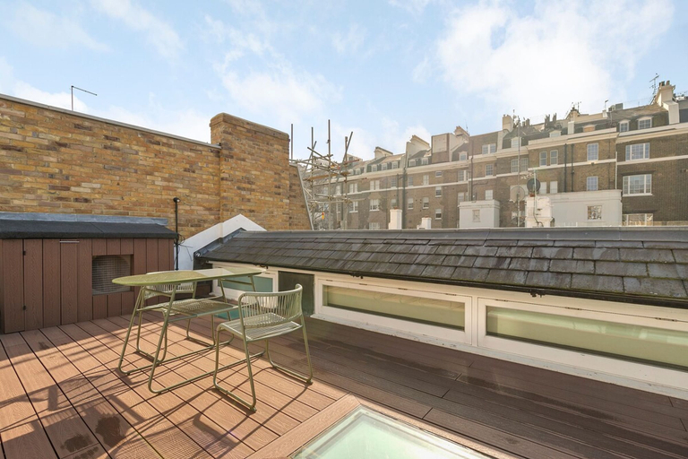 Room 3, Paddington Luxury 3-bed Mews Private Cinema Gym, London