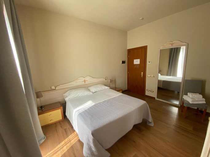Bedroom 2, Hotel Edone, Brescia