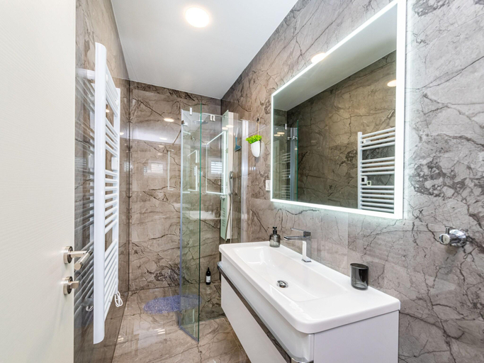 Bathroom 2, Luxurious Villa in Dalmatia near Sea, Nin